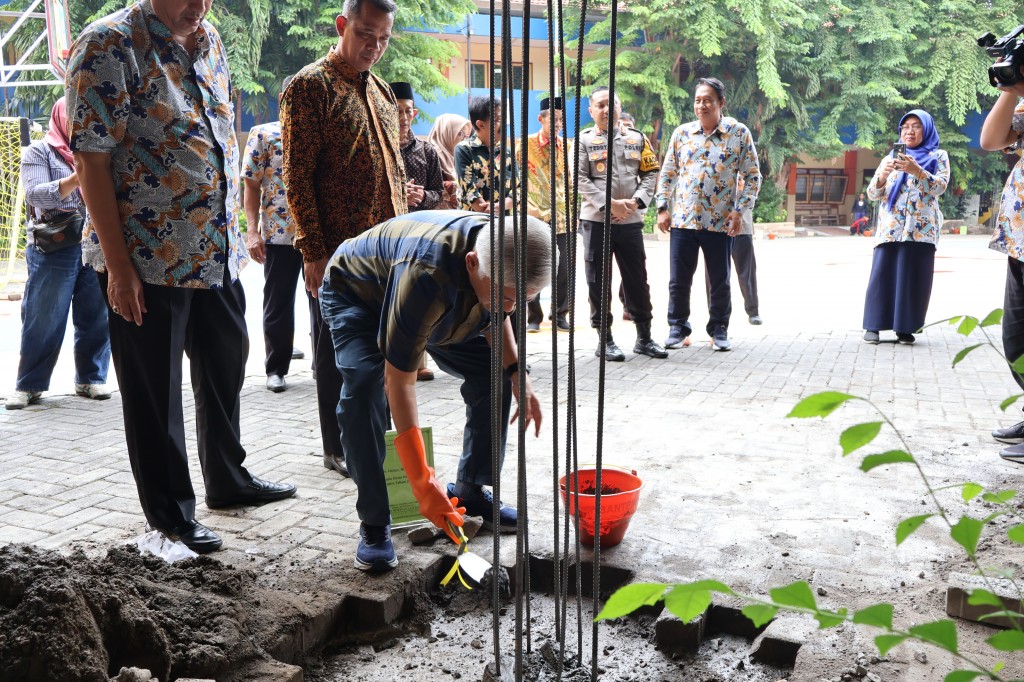 Peletakan Batu Pertama Penutupan Kanopi Lapangan Tengah SMA Negeri 6 Surabaya oleh Mantan Kadisdik Jatim yang juga alumni SMAN 6 Surabaya