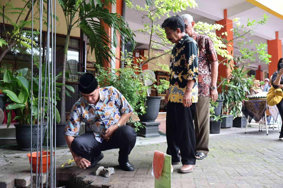 Peletakan Batu Pertama Penutupan Kanopi Lapangan Tengah SMA Negeri 6 Surabaya oleh Kepala Sekolah