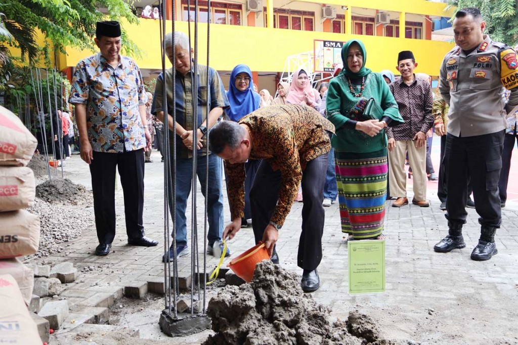 Peletakan Batu Pertama Penutupan Kanopi Lapangan Tengah SMA Negeri 6 Surabaya oleh plt Kacabdin Sidoarjo-Surabaya