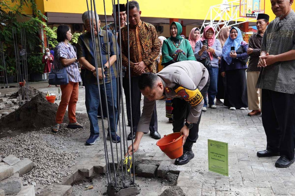 Peletakan Batu Pertama Penutupan Kanopi Lapangan Tengah SMA Negeri 6 Surabaya oleh Kapolres Pasuruan yang juga alumni SMAN 6 Surabaya