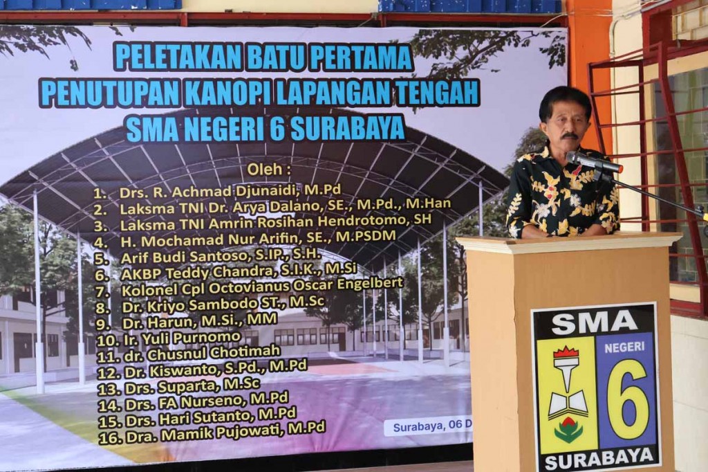 Sambutan Komite pada kegiatan Peletakan Batu Pertama Penutupan Kanopi Lapangan Tengah SMA Negeri 6 Surabaya